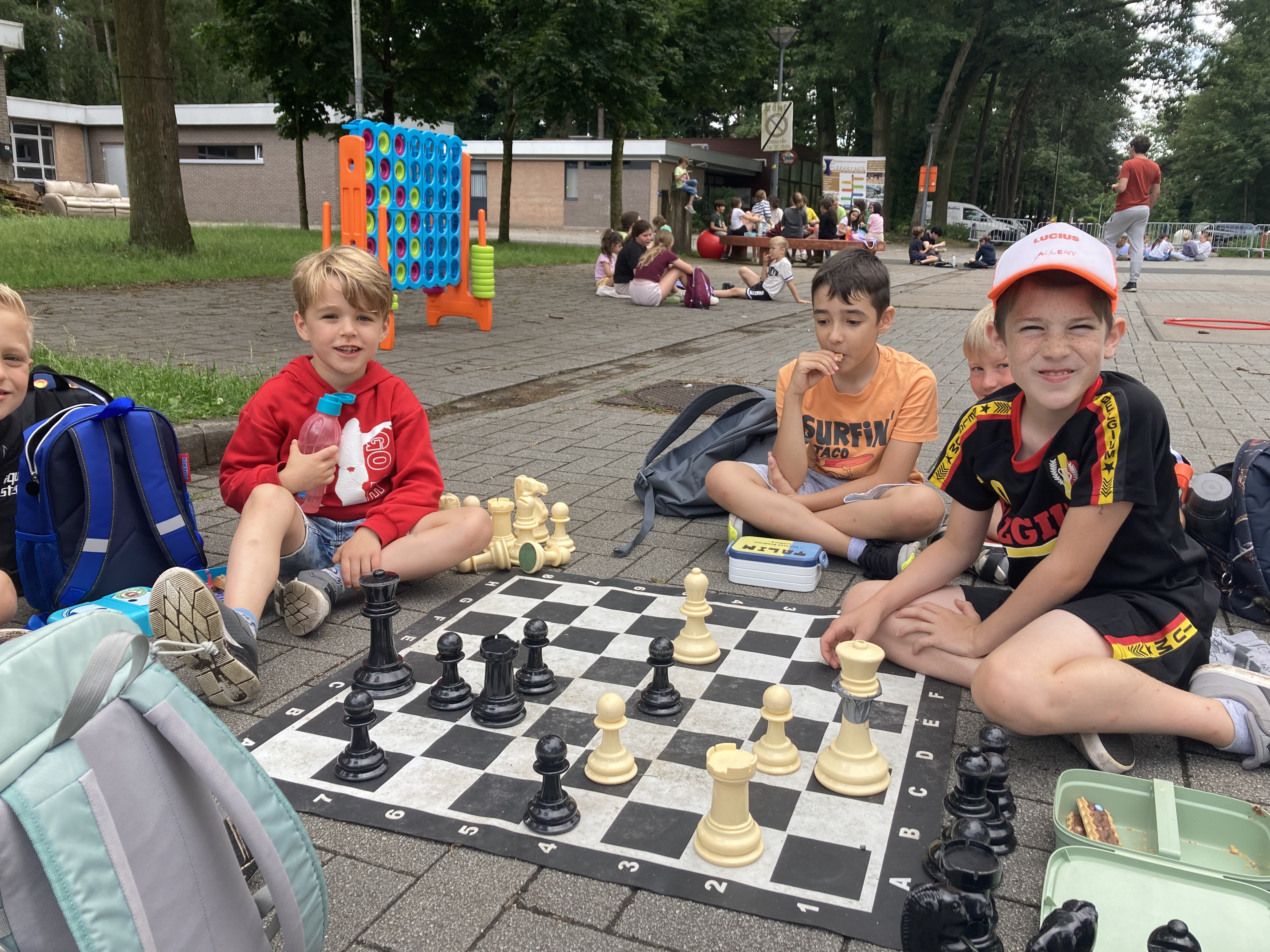 Het spelen stopt zelfs niet met hun mondjes vol boterhammen