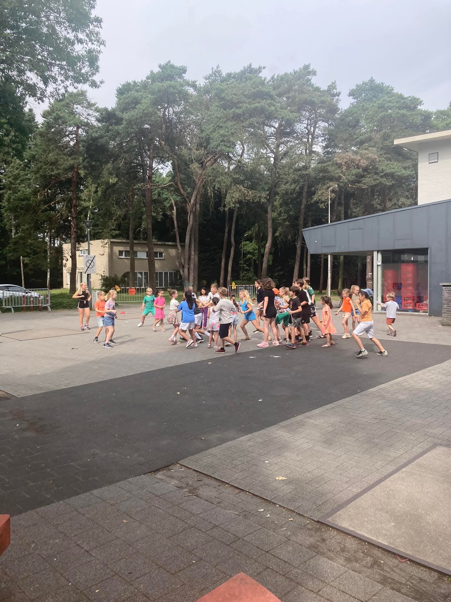 Kinderen spelen op het plein